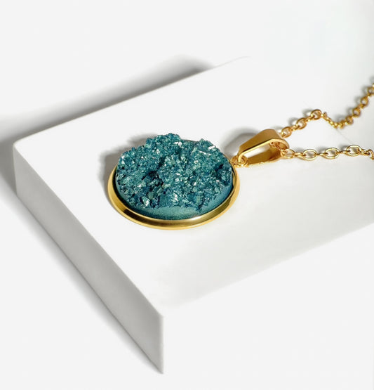 Collar Druzy de resina verde de mar profundo- Cadena Vermeil de oro