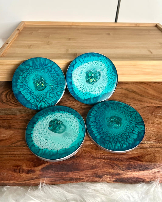 Conjunto de posavasos de resina redonda fundida de color turquesa y verde azulado