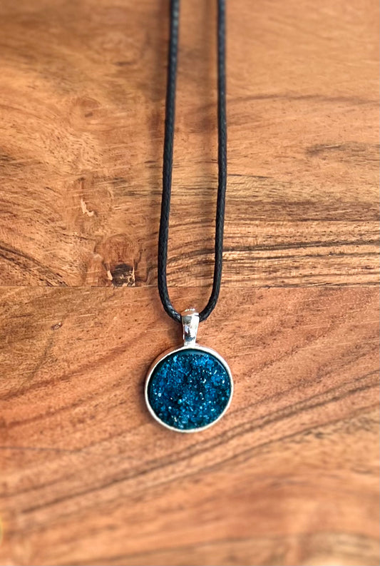 Collar de resina Druzy azul turquesa- Tapas de extremo de plata de ley y cadena extensora