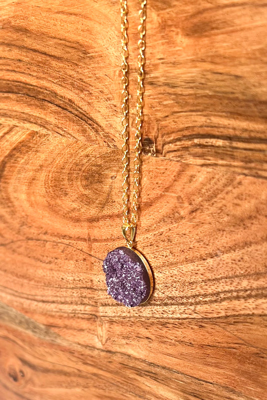 Collar de resina druzy púrpura y burdeos de dos tonos- Bandeja y cadena colgante vermeil de oro