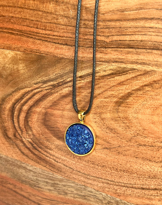 Collar de resina Druzy azul real- Bandeja colgante de oro