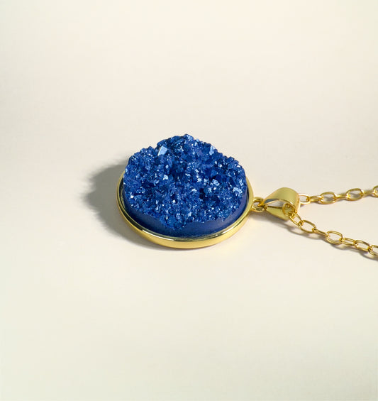 Collar de resina Druzy azul real- Cadena vermeil de oro y bandeja colgante