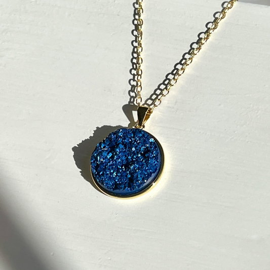 Collar de resina Druzy azul real- Cadena vermeil de oro y bandeja colgante
