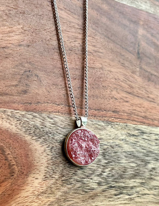 Collar Druzy de resina rosa- Bandeja colgante de plata