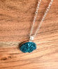 Collar de resina Druzy azul turquesa profundo- Cadena de plata de ley y bandeja colgante