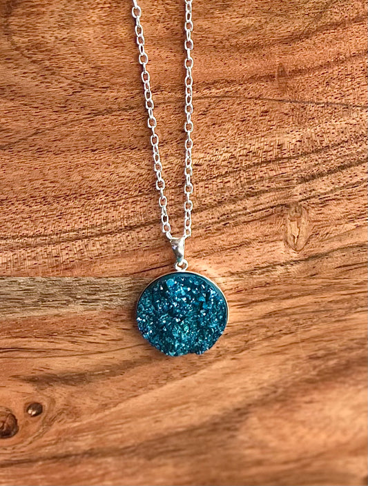 Collar de resina Druzy azul turquesa profundo- Cadena de plata de ley y bandeja colgante