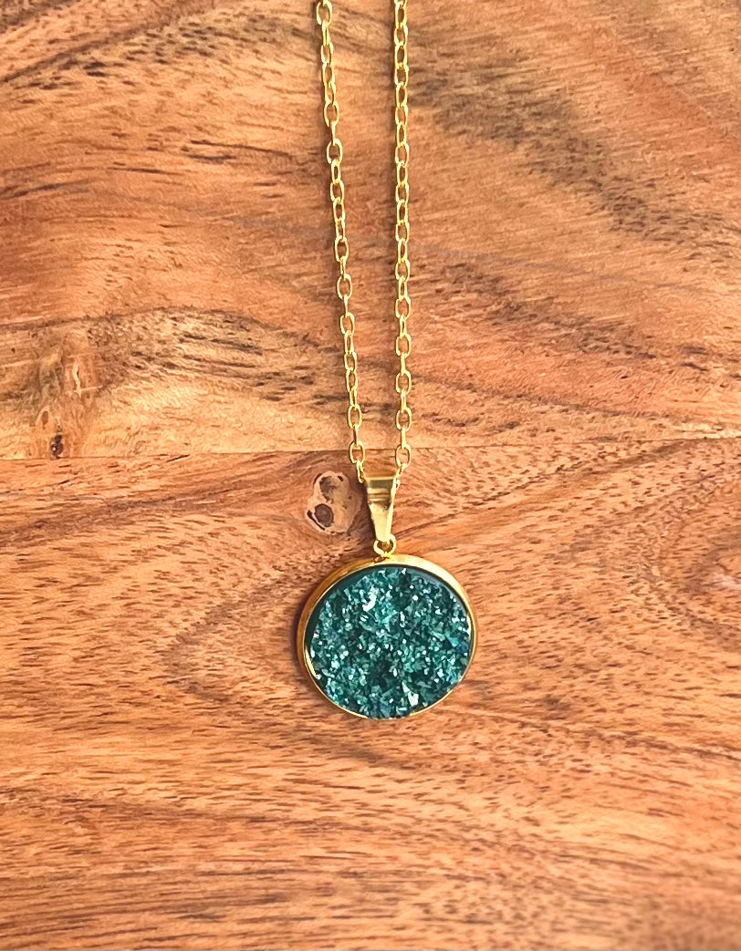 Collar Druzy de resina verde de mar profundo- Cadena Vermeil de oro