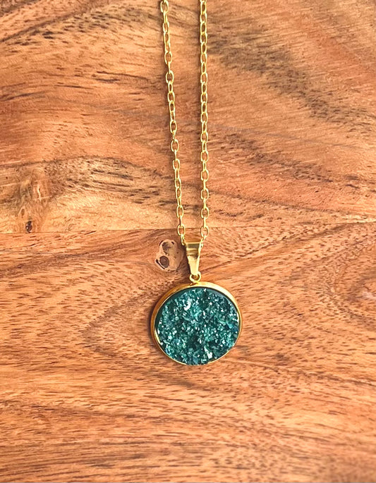 Collar Druzy de resina verde de mar profundo- Cadena Vermeil de oro