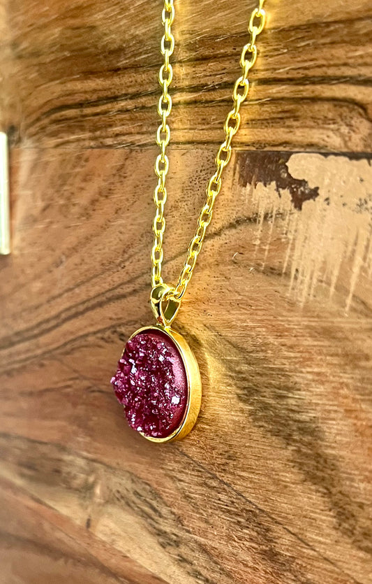 Collar de resina Druzy de Borgoña- Bandeja colgante de oro