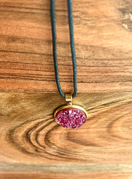 Collar de resina Druzy de Borgoña- Bandeja colgante de oro