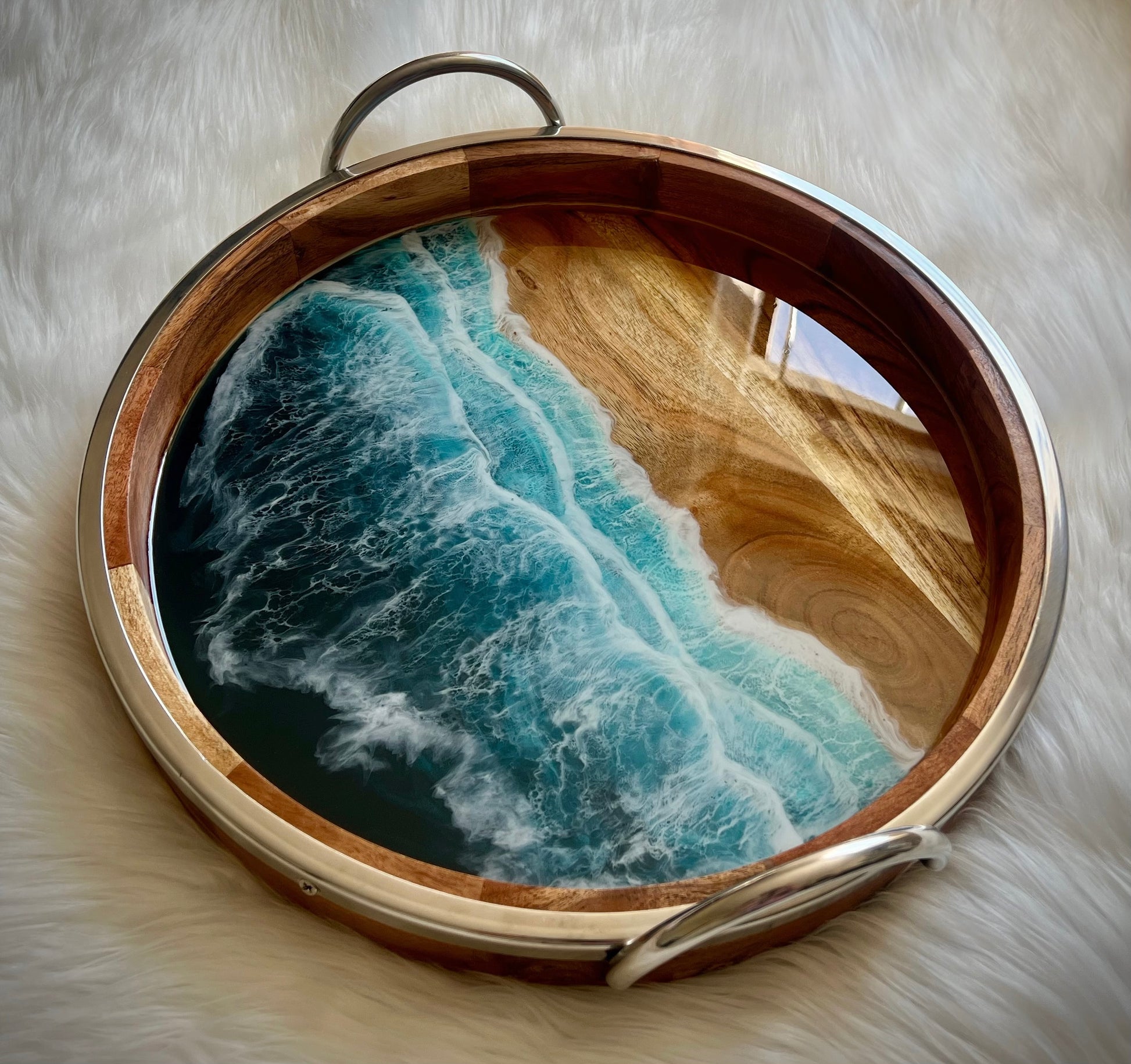 Resin waves on a 15" round acacia wood ray