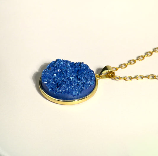 Collar de resina Druzy azul real- Cadena vermeil de oro y bandeja colgante