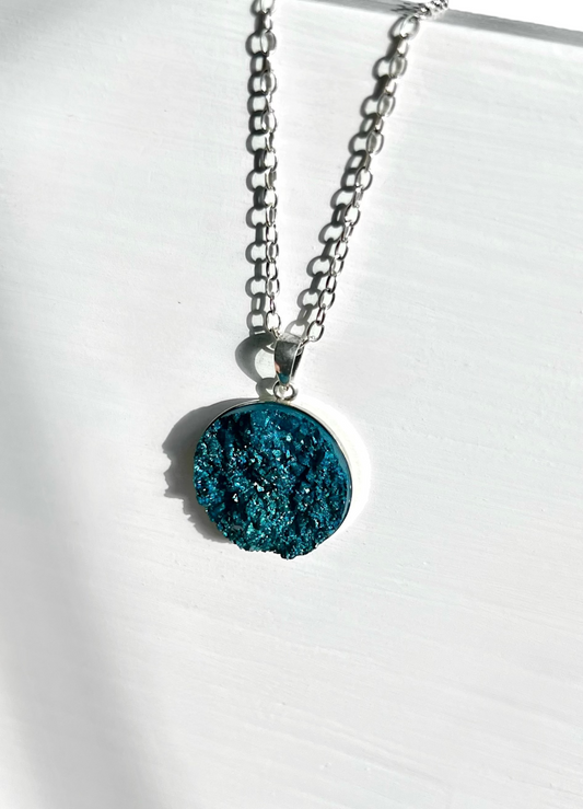 Collar de resina Druzy azul turquesa profundo- Cadena de plata de ley y bandeja colgante